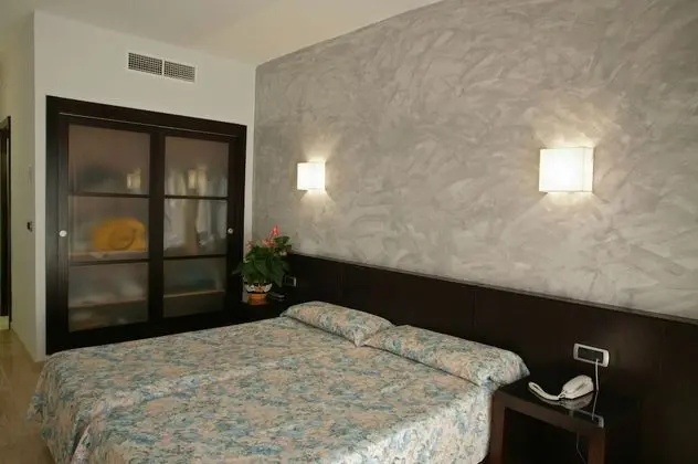Üç Kişilik Oda, Balkon, Havuz Manzaralı (2 adults + 1 child)