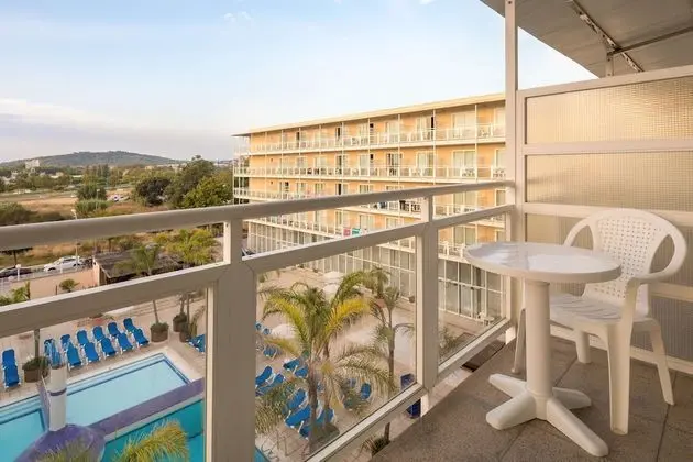 Üç Kişilik Oda, Havuz Manzaralı (2 Adults and 1 Child)