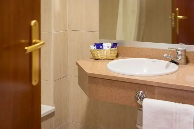 Üç Kişilik Oda, Balkon, Havuz Manzaralı (2 Adults + 1 Child)