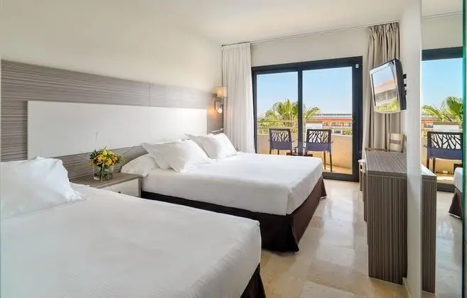 Tek Büyük Yataklı Oda, Havuz Manzaralı (2 adults and 1 child)