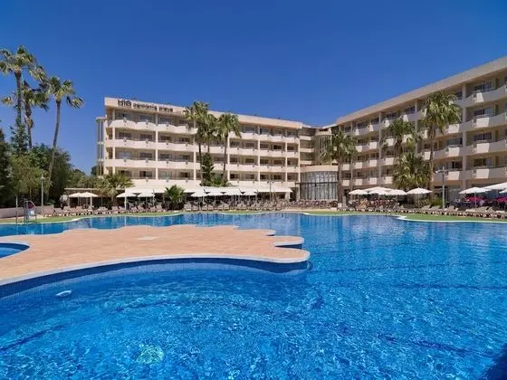Tek Büyük Yataklı Oda, Havuz Manzaralı (2 adults and 1 child)