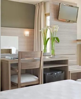 Tek Büyük Yataklı Oda, Havuz Manzaralı (3 adults)