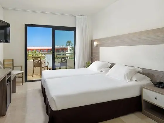 Tek Büyük Yataklı Oda, Havuz Manzaralı (3 adults)