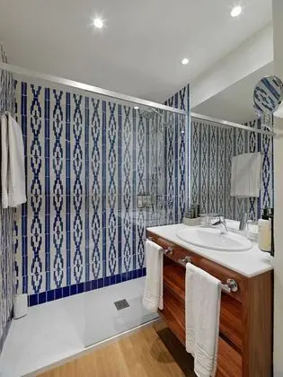 Tek Büyük Yataklı Oda, Havuz Manzaralı (3 adults)