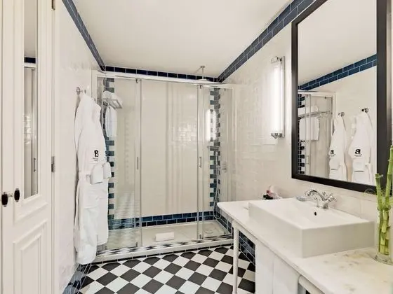 Büyük Yataklı Tek Kişilik Oda