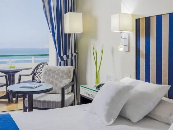 Tek Büyük Yataklı Oda, Deniz Manzaralı (2 Adults + 1 Child)