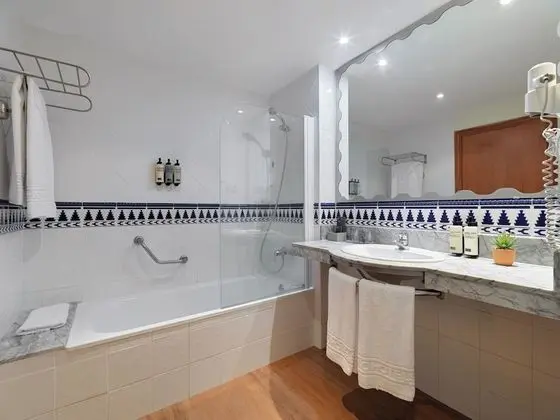 Tek Büyük Yataklı Oda, Havuz Manzaralı (2 people)