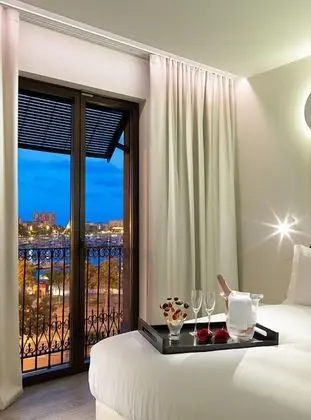 Tek Büyük veya İki Ayrı Yataklı Oda, Liman Manzaralı