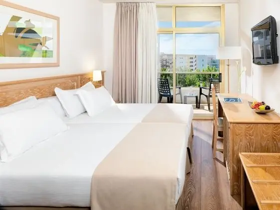 Tek Büyük Yataklı Oda, Havuz Manzaralı (3 adults)
