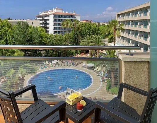 Tek Büyük Yataklı Oda, Havuz Manzaralı