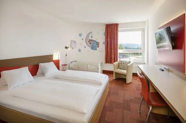Tek Büyük Yataklı Oda (Gitterbettzimmer)