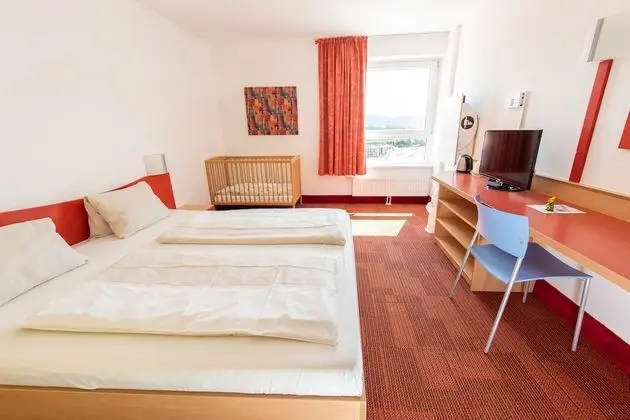 Tek Büyük Yataklı Oda (Gitterbettzimmer)
