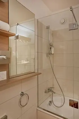 Deluxe Tek Büyük Yataklı Oda, Göl Manzaralı