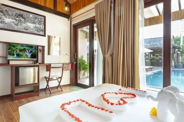 Luxury Tek Büyük Yataklı Oda, Havuz Manzaralı