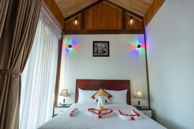 Luxury Tek Büyük Yataklı Oda, Havuz Manzaralı