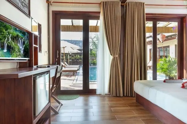 Luxury Tek Büyük Yataklı Oda, Havuz Manzaralı