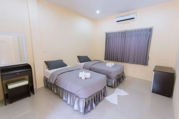 Standard Twin Room with Private Bathroom
