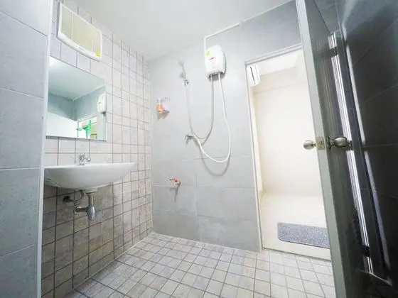 4 Bed Mixed Dorm Room
