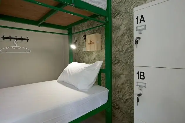 6 Bed Female Dorm Room