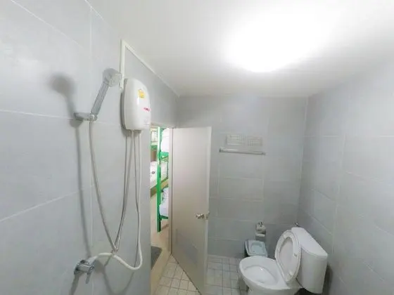 6 Bed Female Dorm Room