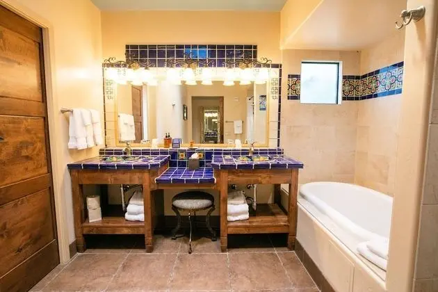 Süit, 1 En Büyük (King) Boy Yatak, Engellilere Uygun (Sonoran, Wheelchair Access)
