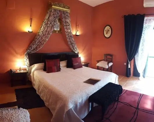 Traditional Tek Büyük veya İki Ayrı Yataklı Oda