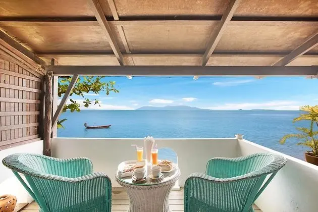 Deluxe Suite with private terrace on the beach