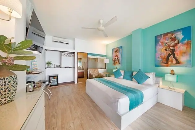 Deluxe Suite with private terrace on the beach