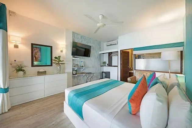 Deluxe Suite with private terrace on the beach