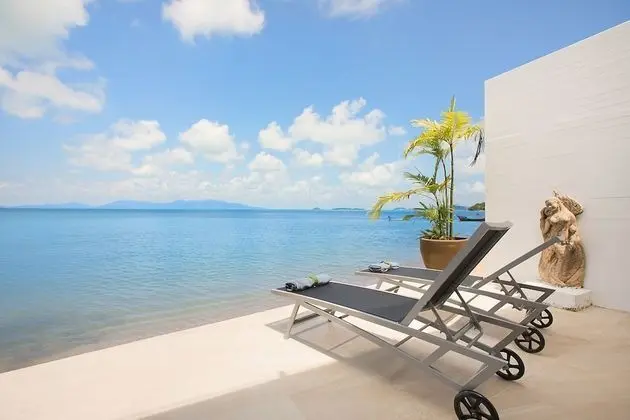 Deluxe Suite with private terrace on the beach