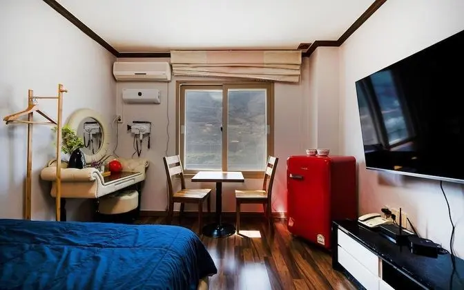 Oda (Bedroom (Seomjingang River View Batht)