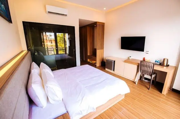 Deluxe Tek Büyük Yataklı Oda, Havuz Manzaralı