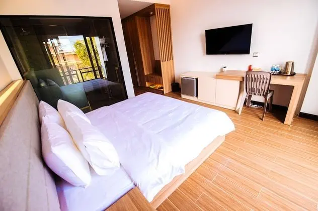 Deluxe Tek Büyük Yataklı Oda, Havuz Manzaralı