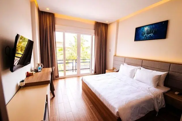 Deluxe Tek Büyük Yataklı Oda, Havuz Manzaralı