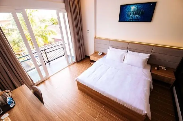 Deluxe Tek Büyük Yataklı Oda, Havuz Manzaralı