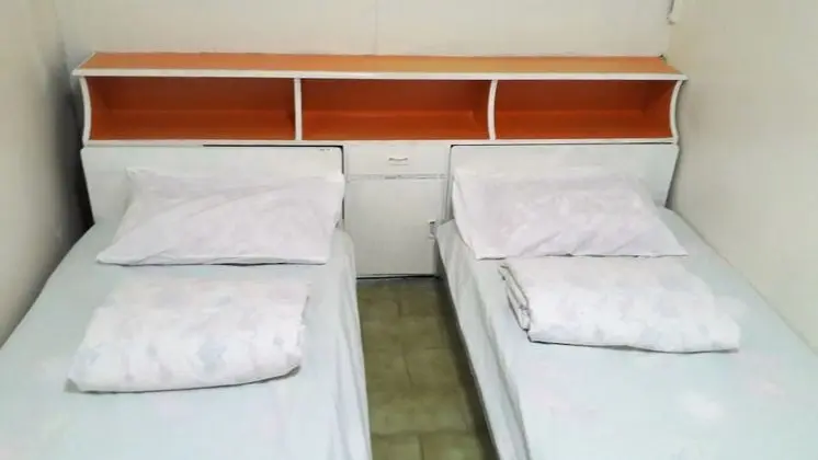 Üç Kişilik Oda, Ortak Banyo