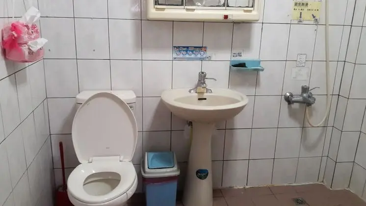 Üç Kişilik Oda, Ortak Banyo