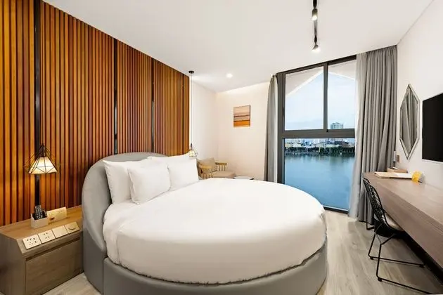 Deluxe Tek Büyük Yataklı Oda (Riverfront)
