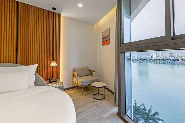 Deluxe Tek Büyük Yataklı Oda (Riverfront)