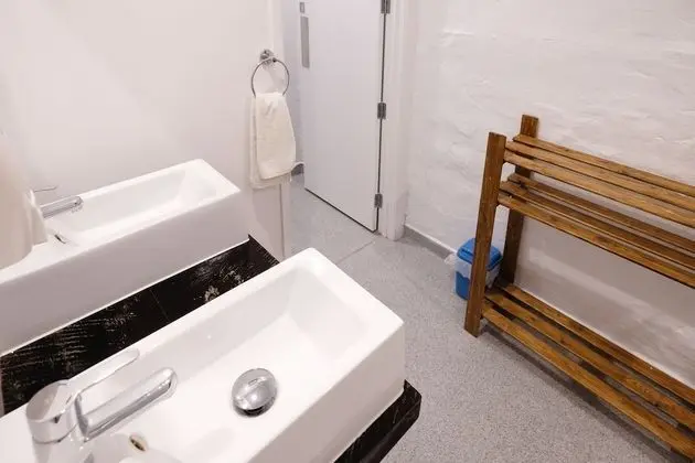 İki Ayrı Yataklı Oda, Ortak Banyo