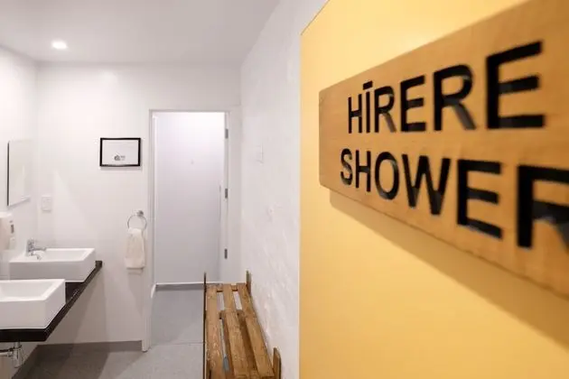 İki Ayrı Yataklı Oda, Ortak Banyo