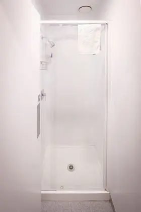 İki Ayrı Yataklı Oda, Ortak Banyo