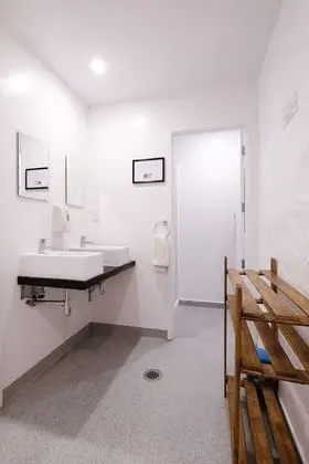 İki Ayrı Yataklı Oda, Ortak Banyo