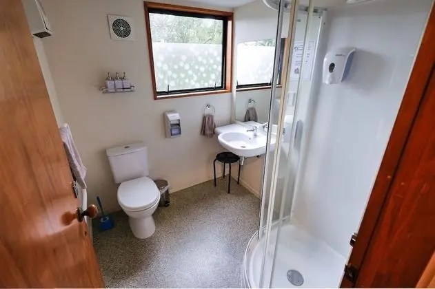 Ortak Ranzalı Oda, Ortak Banyo