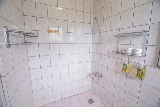 Dört Kişilik Oda, Ortak Banyo