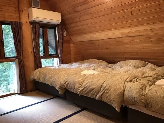 Ev (Log House)