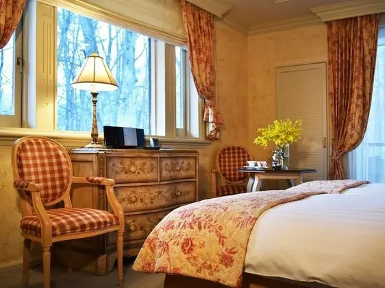 Deluxe Oda, Sigara İçilmez, Köşe