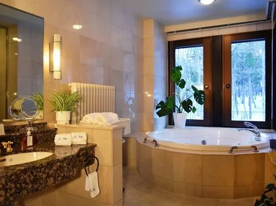 Deluxe Oda, Sigara İçilmez, Köşe