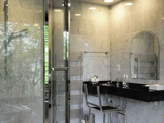 Deluxe Oda, Sigara İçilmez, Köşe