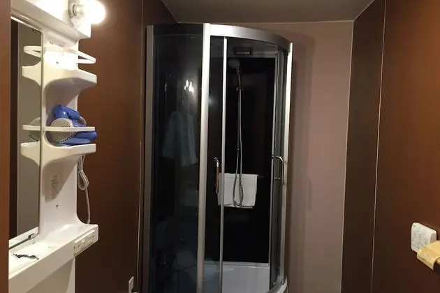 İki Ayrı Yataklı Oda, Sigara İçilmez, Yamaçta